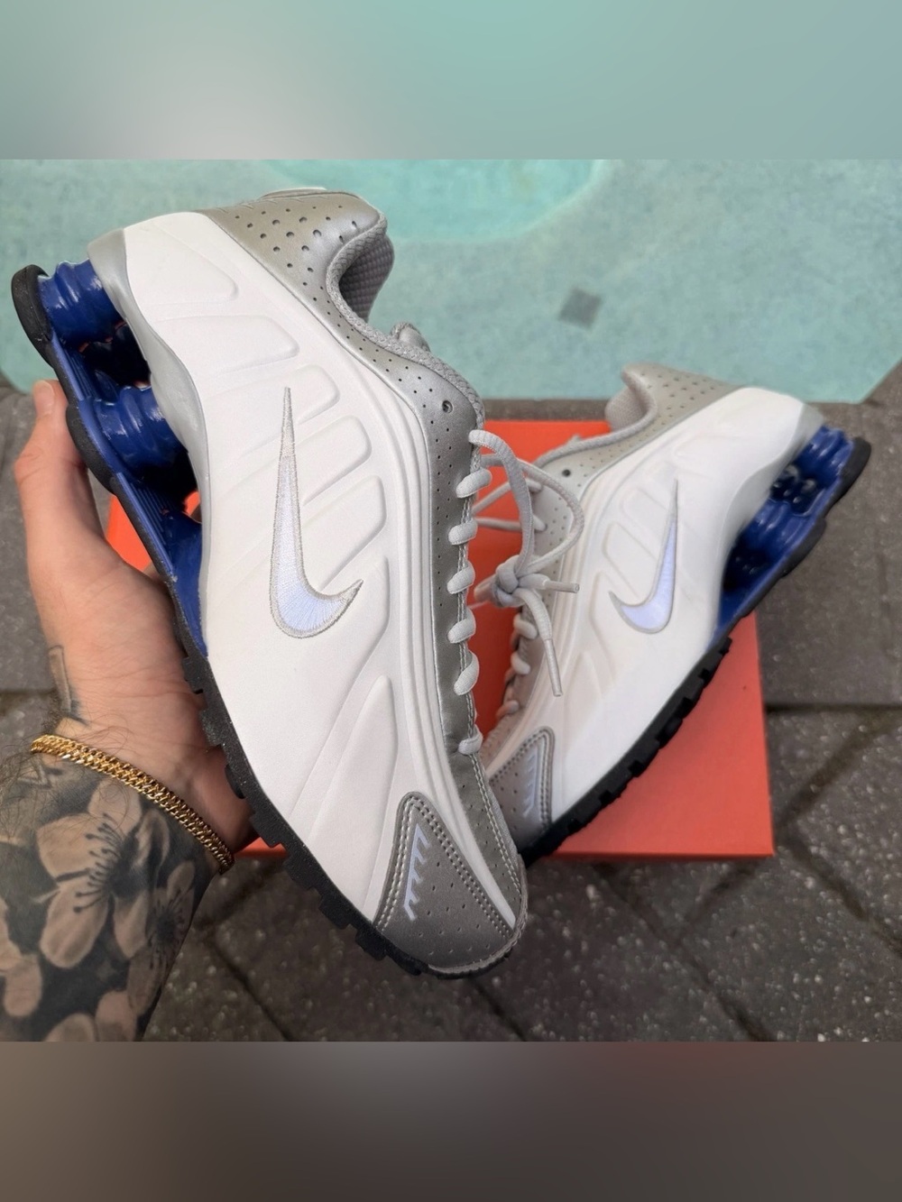 NIKE SHOX R4 SHOES WHITE DEEP ROYAL BLUE SILVER HQ1988 102 MEN’S SIZE 7